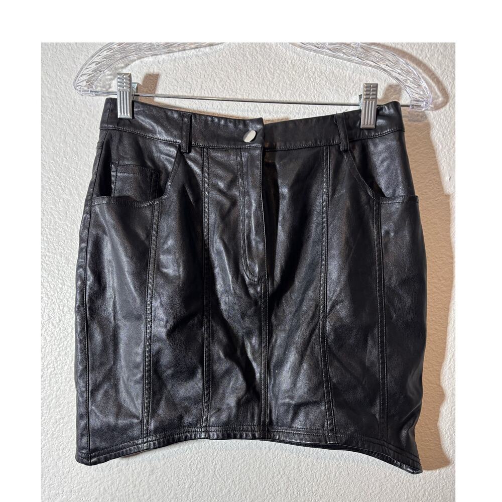 Forever 21 Women's Size M Black Faux Leather Fully Lined Mini Skirt w/ Pockets